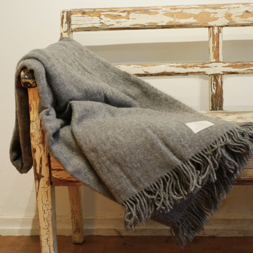 Wolldecke mit Well Land Wolle – Well Land Schafmilchseifen & Lanolinkosmetik